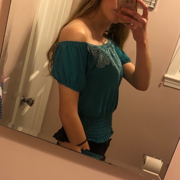 Off the Shoulder top - Picture 2 of 4